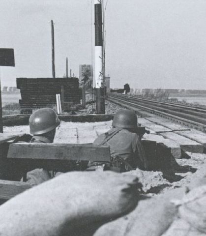 Fallschirmjägers en un puente sobre el Mosa. Holanda 1940