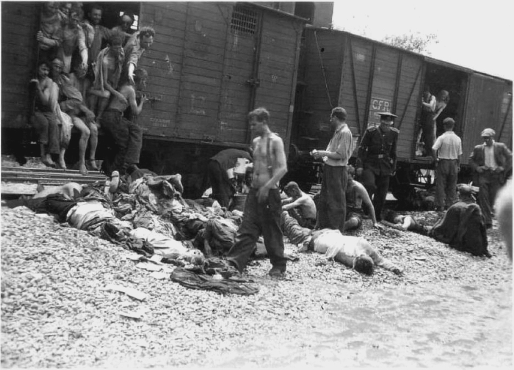 Cuerpos de judíos que no resistieron el trayecto son bajados de uno de los trenes de la muerte en Târgu Frumos, Rumania