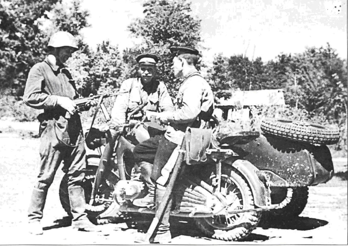 Cosacos del Don de la 11 Div de Caballería examinando una KS 750, norte del Cáucaso, septiembre 1942