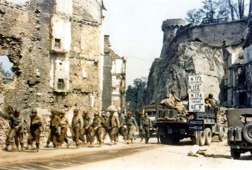 Tropas aliadas avanzando hacia el interior de Francia. Agosto de 1944