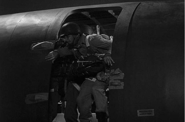 Errol Flynn salta con la carabina M-1 en la mano