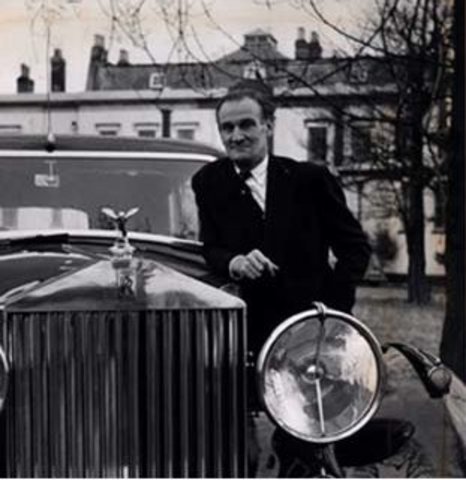 Eddie Chapman con su auto Rolls-Royce