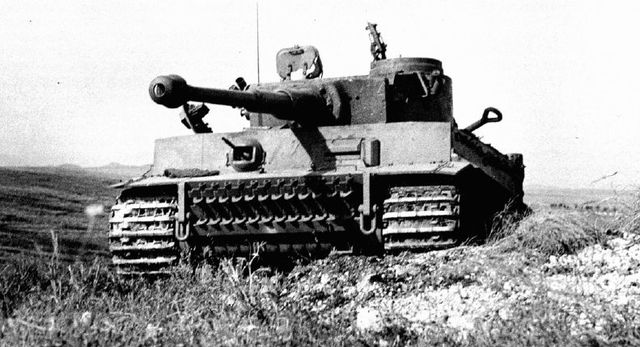 Tiger abandonado después de que la torreta se le haya atascado. Túnez, primavera 1943
