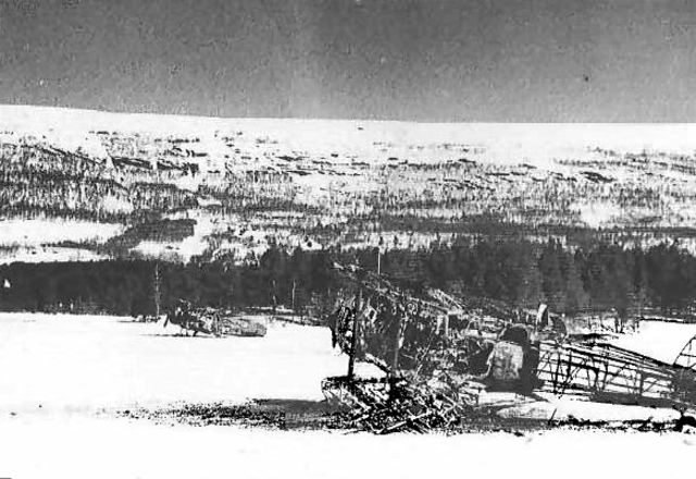 Restos de aviones británicos en un aeródromo de Noruega después del bombardeo de la Luftwaffe