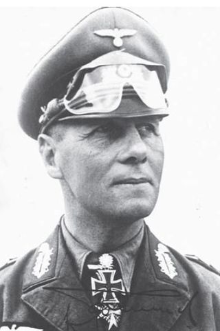 Erwin Rommel, El Zorro del Desierto en una de sus más conocidas imágenes. Junto con la condecoración Pour le Mérite de la IGM, lleva las Hojas de la Roble para su Cruz de Caballero que le fueron concedidas el 20 de Marzo de 1941