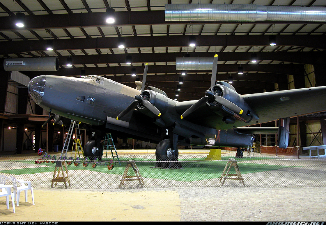 Handley Page Halifax A Mk VII Nº de Serie NA337 está en exhibición en el RCAF Memorial Museum en Trenton, Ontario, Canadá