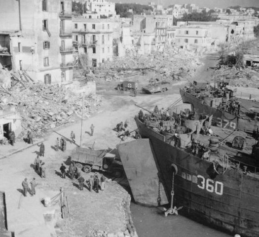 Lanchas de transporte descargando material en Anzio