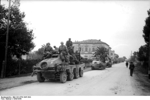 Fallschirmjägers sobre un SdKfz 321 de la 15ª Panzergrenadier dirigiéndose hacia el frente