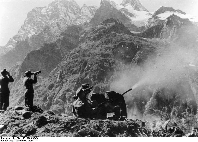 Imagen 2. Gebirgsjäger alemanes operan un cañón antiaéreo de 2 cm en el Caúcaso Central junto a Teberda, en Septiembre de 1942