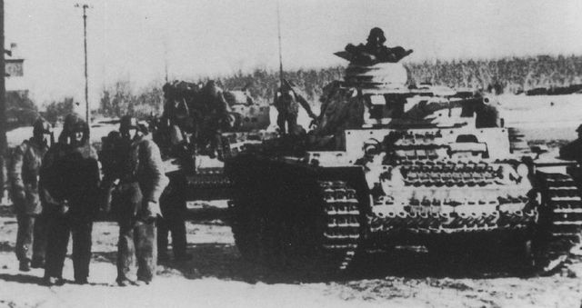 Panzers III y granaderos de la Das Reich durante los avances hacia Kharkov. Febrero de 1943