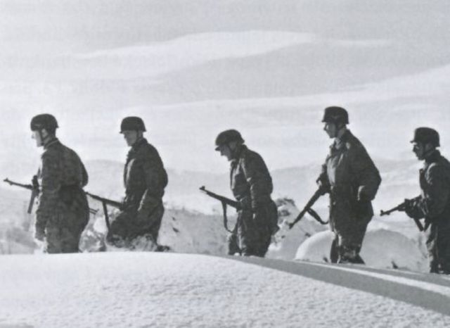 Escuadra de paracaidistas en una patrulla durante el invierno de 1943-1944. Frente Oriental