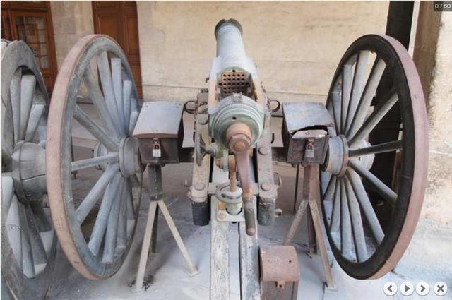 Una ametralladora Montigny, en un museo de Francia, se puede apreciar su culata abierta con la entrada para las municiones
