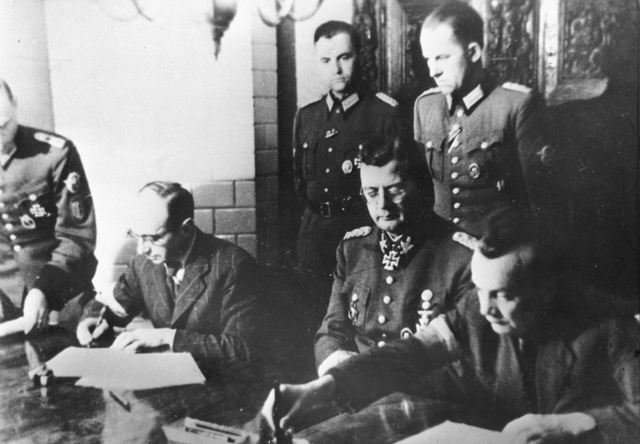 Firma de la rendición del AK en el Cuartel General del Comandante en Jefe de las tropas alemanas en Varsovia  SS Gruppenführer von dem Bach-Zelewski