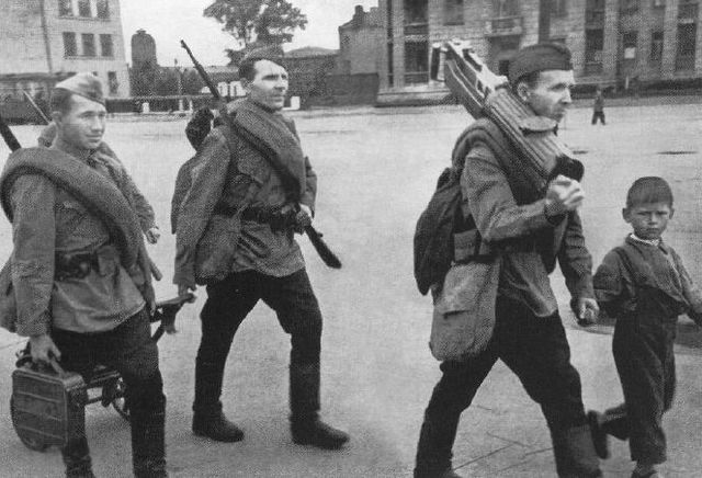 Milicianos soviéticos reclutados en una de las fábricas de la ciudad