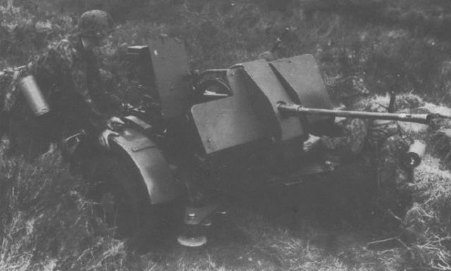 Soldados de la HGD manejando un cañón Flak de 20 mm en 1943 en Italia