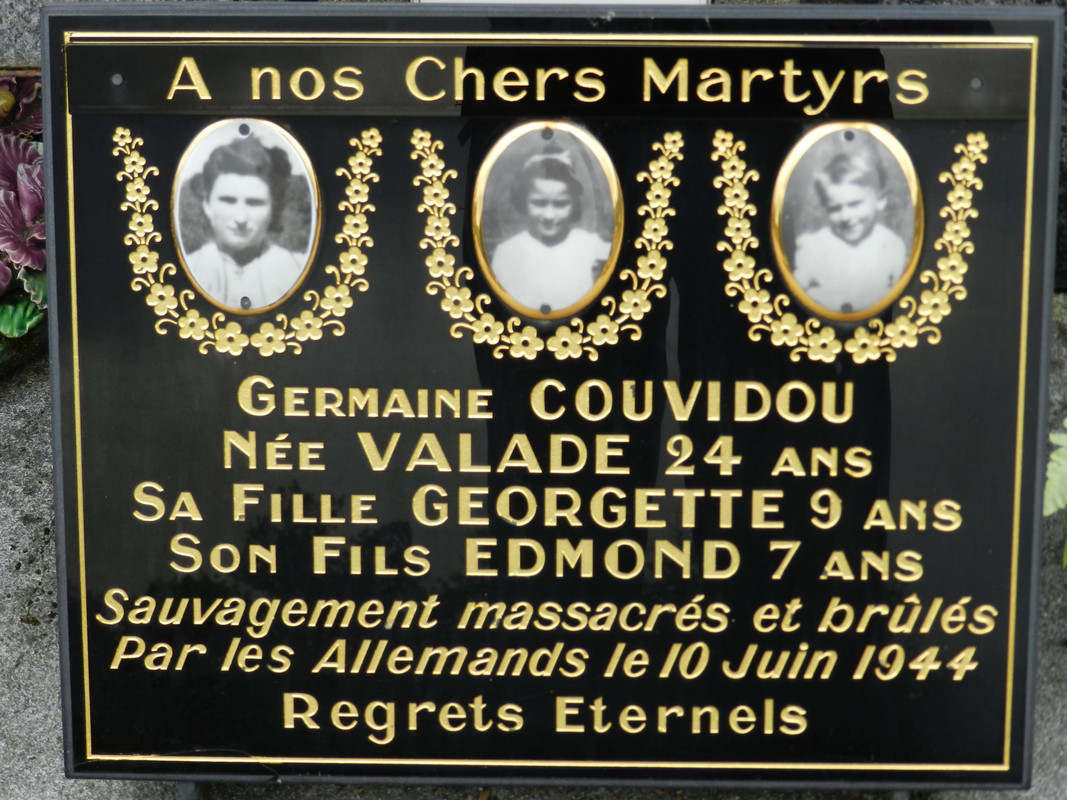 En la placa de la derecha, abajo de todo, se pueden ver aunque un poco borrosos, los nombres de los españoles asesinados en el pueblo