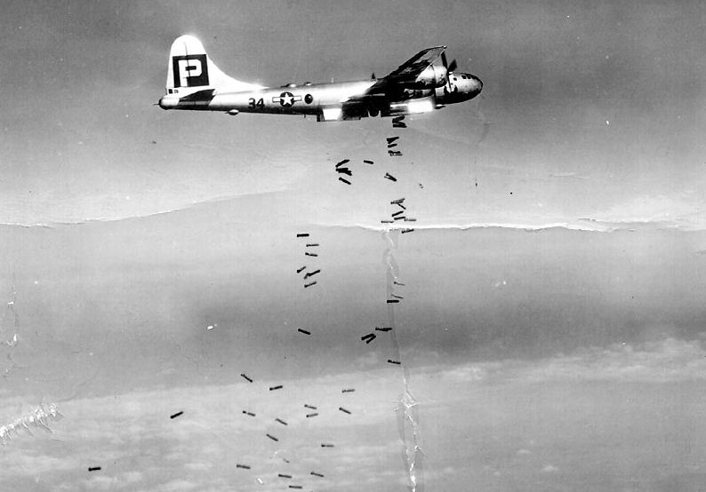 Un B-29 Superfortress de 39º Grupo de Bombarderos arroja bombas de 500 libras y alto explosivo sobre Japón
