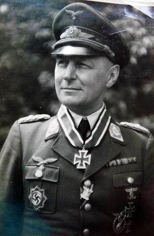 Generalleutnant dan komandan Alfons Luczny con su Distintivo