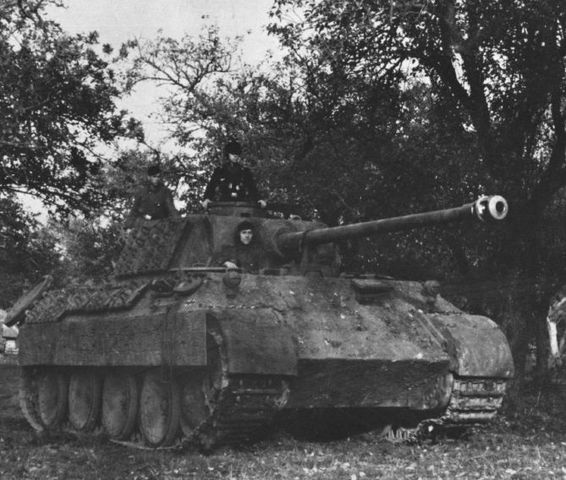 El debut en combate del Panther se produjo con poca fortuna durante la Batalla de Kursk, en julio de 1943. En la imagen un Panther Ausf. D oculto entre la vegetación pocos días antes del comienzo de la Operación Zitadelle