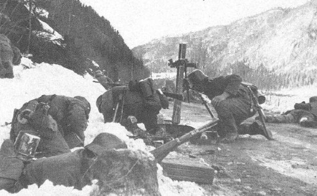 Tropas de montaña alemanas disparando un mortero de 80 mm