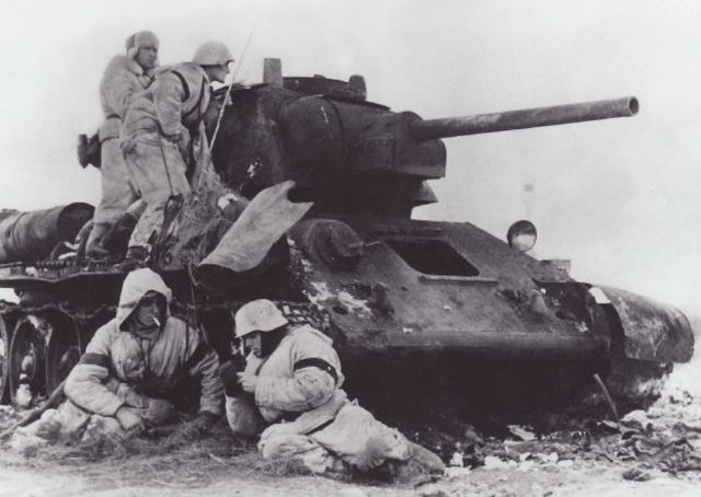T-34 76 puesto fuera de combate por infantes alemanes. Invierno 1941