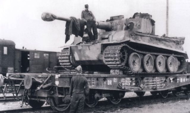 Tiger del S. Pz. Abt. 505 cargado en un tren en alguna estación de la Unión Soviética