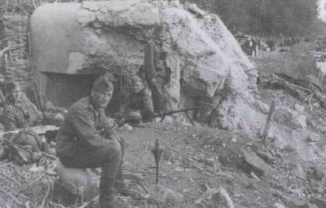 Tropas de asalto de la 239ª Div. de Infantería descansando junto al blocaco G22 ubicado al sur de la casamata de Eiswasserkopf