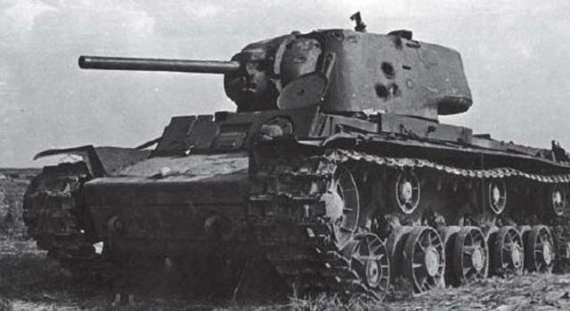 KV-1 puesto fuera de combate por un Flak 88 mm. Timoshenko pudo contar con 80 de estos carros durante la ofensiva de Kharkov