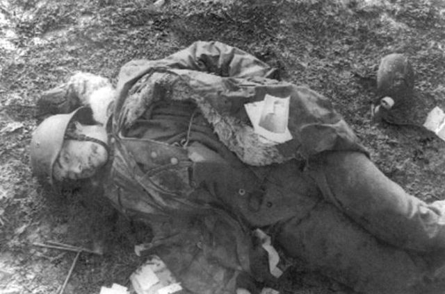 Soldado de la Waffen SS muerto en el frente del Oder. Abril 1945