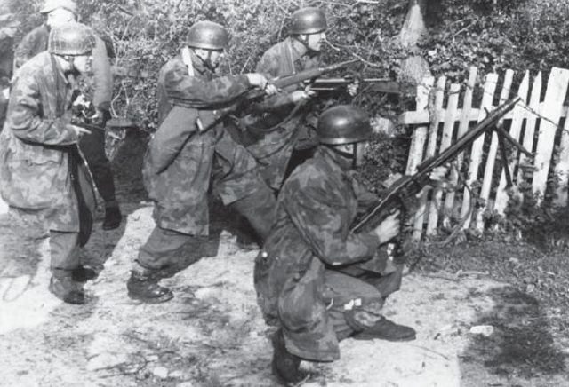 Fallschirmjägers durante una operación contra las guerrillas comunistas de Tito en Yugoslavia. Otoño de 1943