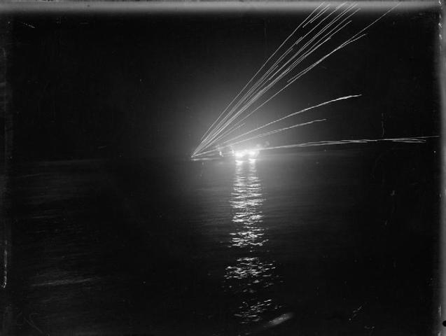 Fuego antiaéreo del acorazado HMS Warspite durante los desembarcos nocturnos