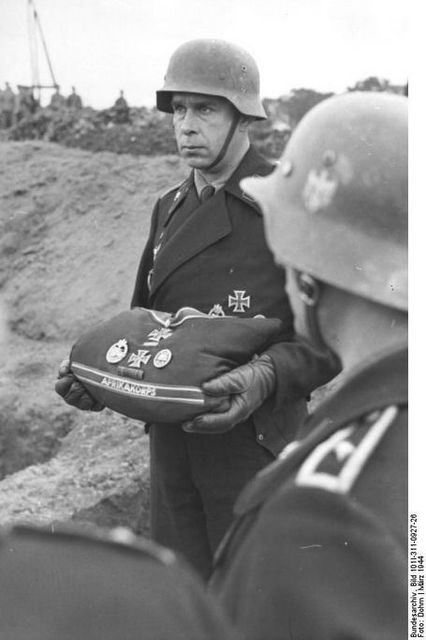 Funeral de Johannes Kümmel. En la imagen el teniente Spohn portando las condecoraciones de El león de Capuzzo