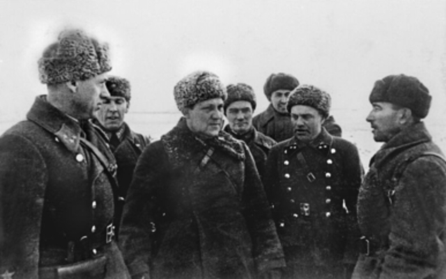 Mikhail Katukov con el general Rokossovski