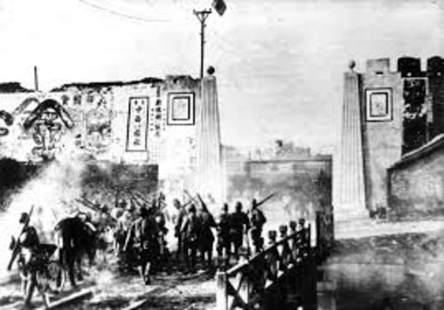Tropas japonesas, tomando las alturas de las murallas y las puertas de entrada de Nanking