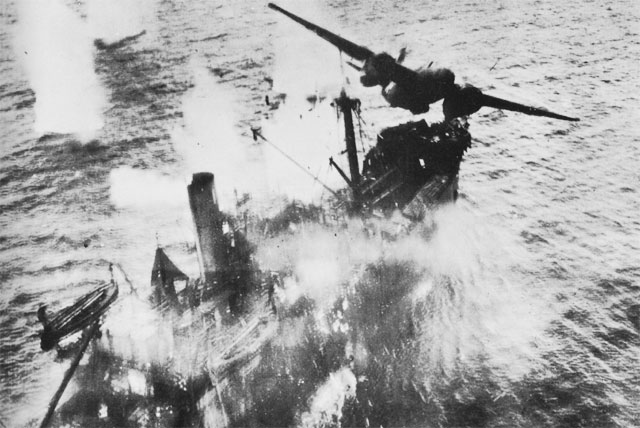 Un Douglas A-20 realiza un bombardeo de baja altura sobre un barco de transporte japonés durante la Batalla del Mar de Bismarck