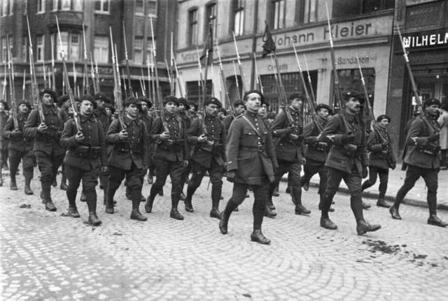 Cazadores alpinos franceses armados fuertemente atraviesan las calles de Buers en marzo de 1923