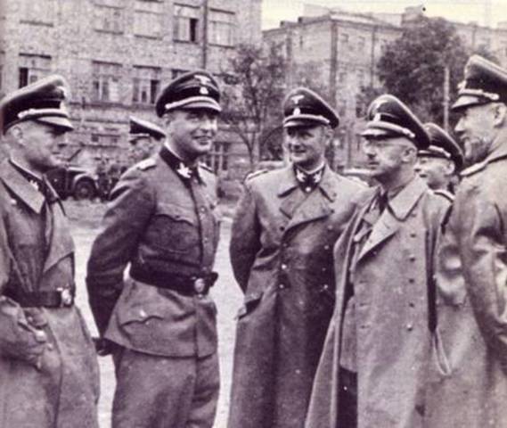 En esta foto podemos observar a Prutzmann durante una conversación con varios mandos, entre ellos Heinrich Himmler