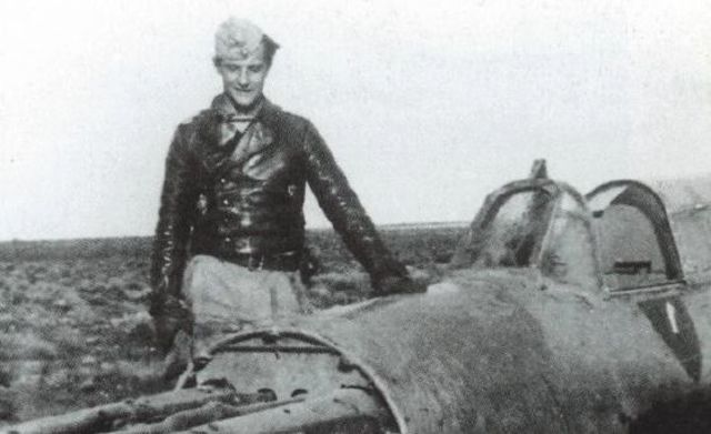 Hans Joachim Marseille, as de la Luftwaffe conocido como Star of Africa, junto a un Hurricane británico derribado por él