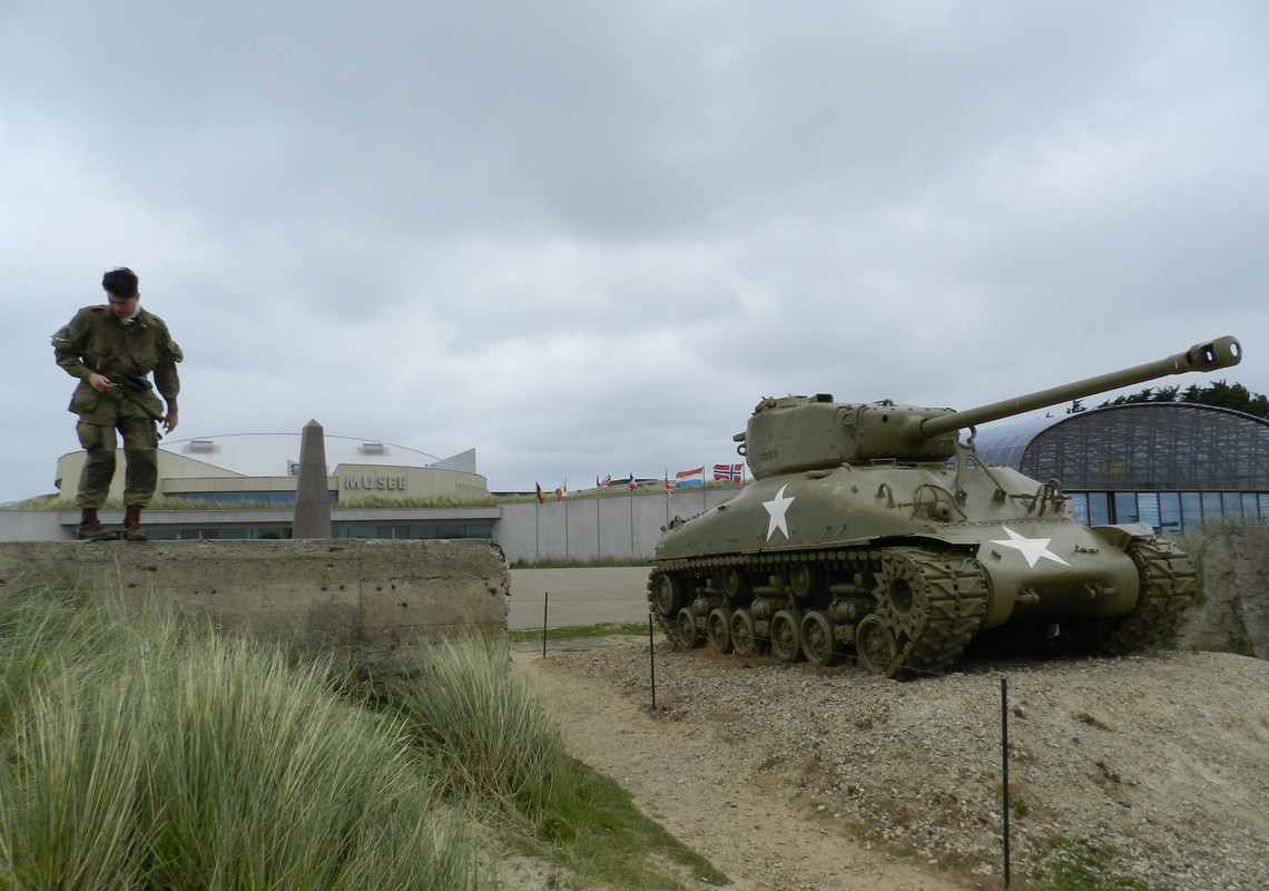 Un interesante museo al pie de la playa Utah, justo al lado de la salida de la playa usada por el ejército en el desembarco. En los exteriores se puede ver un memorial, así como vehículos y piezas de artillería