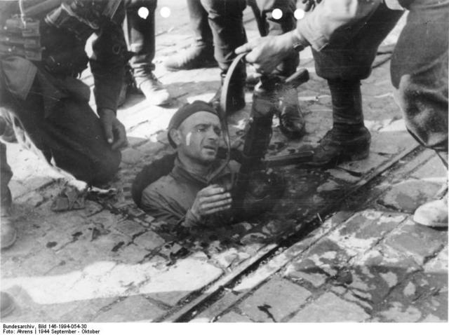 Soldado polaco sacado de una alcantarilla por soldados alemanes