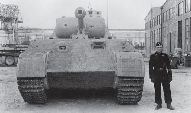 Un miembro de las unidades panzer junto a un flamante Panther Ausf A. recién sacado de la factoría