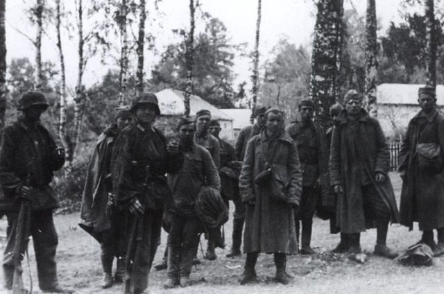 Soldados de la SS Polizei Division en Luga, junto a un grupo de soldados soviéticos capturados. Agosto 1941