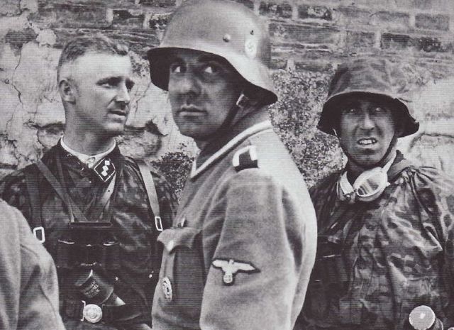 Grupo de hombres de la Das Reich durante una pausa en los combates en una aldea francesa. Junio 1940