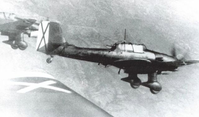 Junkers Ju 87B Stuka preparándose para bombardear posiciones republicanas en España. 1938