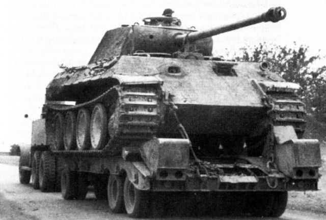 Un Panther capturado intacto es remolcado por un transporte británico de tanques. Normandía, verano de 1944