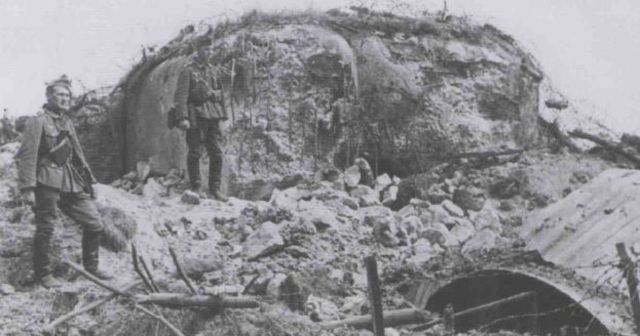 Soldados de la 252ª Div. de Infantería posando junto a un fortín francés puesto fuera de combate cerca Sarralbe