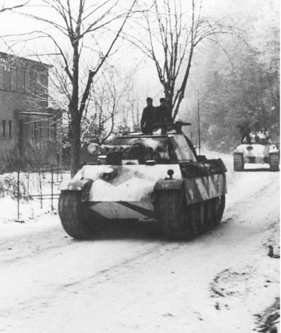 Tanques Panther pasan a través de un pequeño pueblo durante la ofensiva en las Ardenas. Invierno 1944-1945