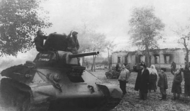 T-34 es saludado calurosamente por los habitantes de una aldea liberada. Otoño de 1943