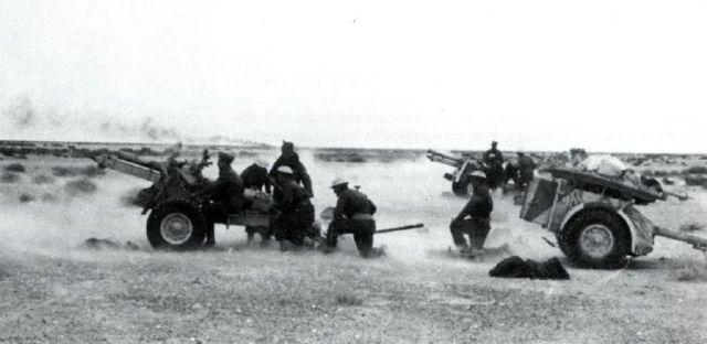 Artillería de 25 libras abriendo fuego sobre las posiciones italianas
