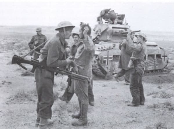 Soldados neozelandeses registrando a prisioneros alemanes. Obsérvese el tanque Matilda usado por las tropas alemanas. El Alamein, Octubre 1942